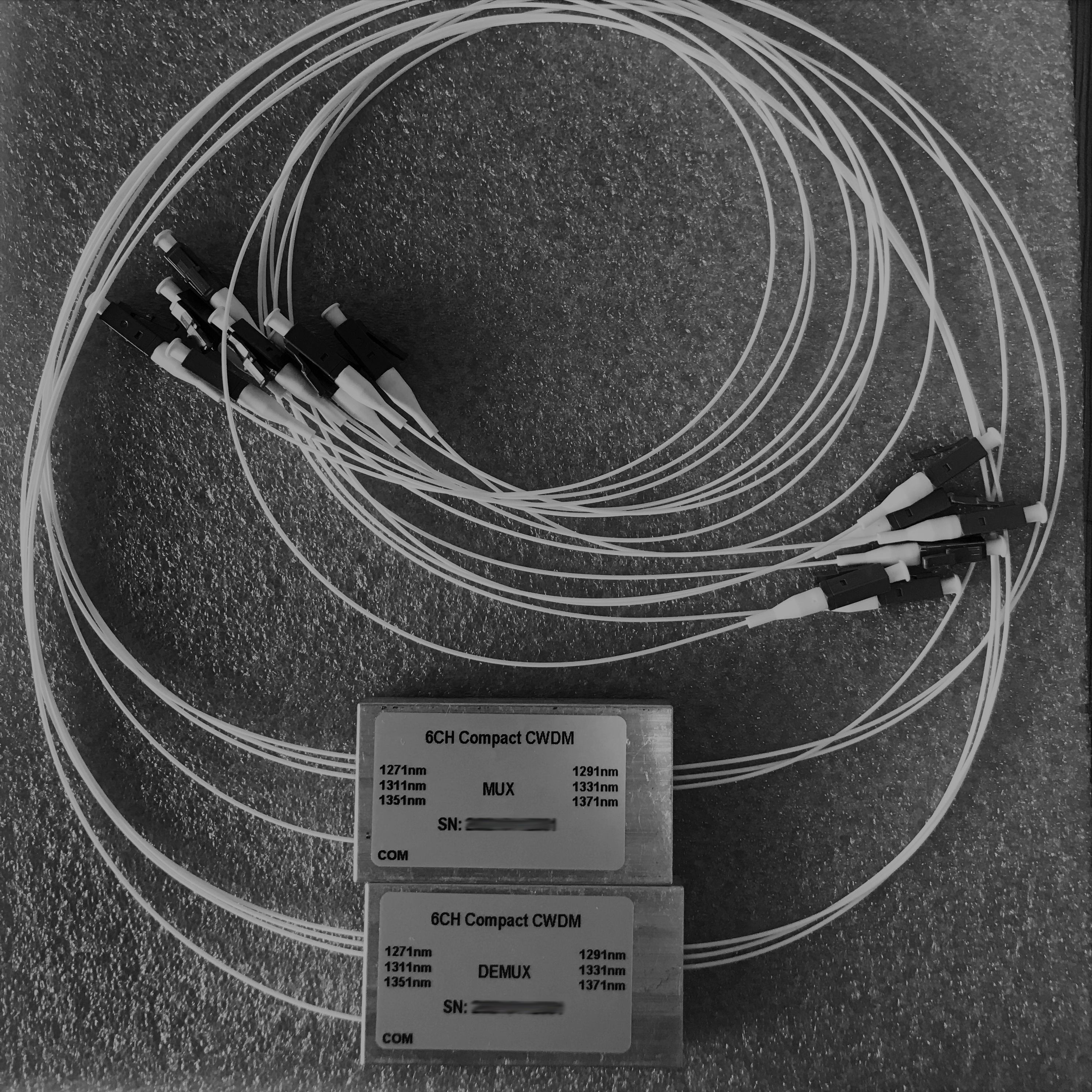 4通道1271-1331nm或ITU，典型插損0.8dB，自(zì)由空間二維平面結構，雙側出纖, 光(guāng)路(lù)無膠，工(gōng)業溫度運行的CCWDM粗波分(fēn)複用&解複用器件(jiàn)